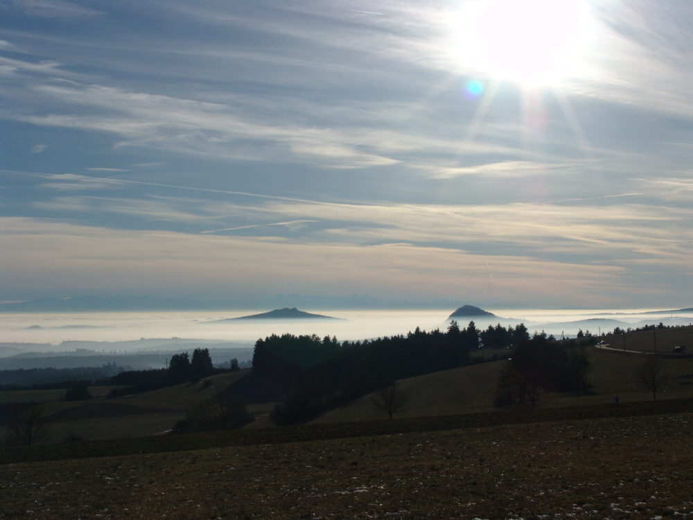 Hohenhewen und Hohenstoffel im Nebel