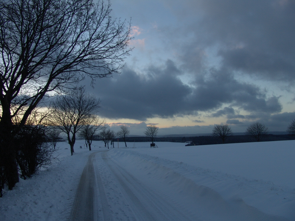 Schneeverwehungen auf dem Spazierweg