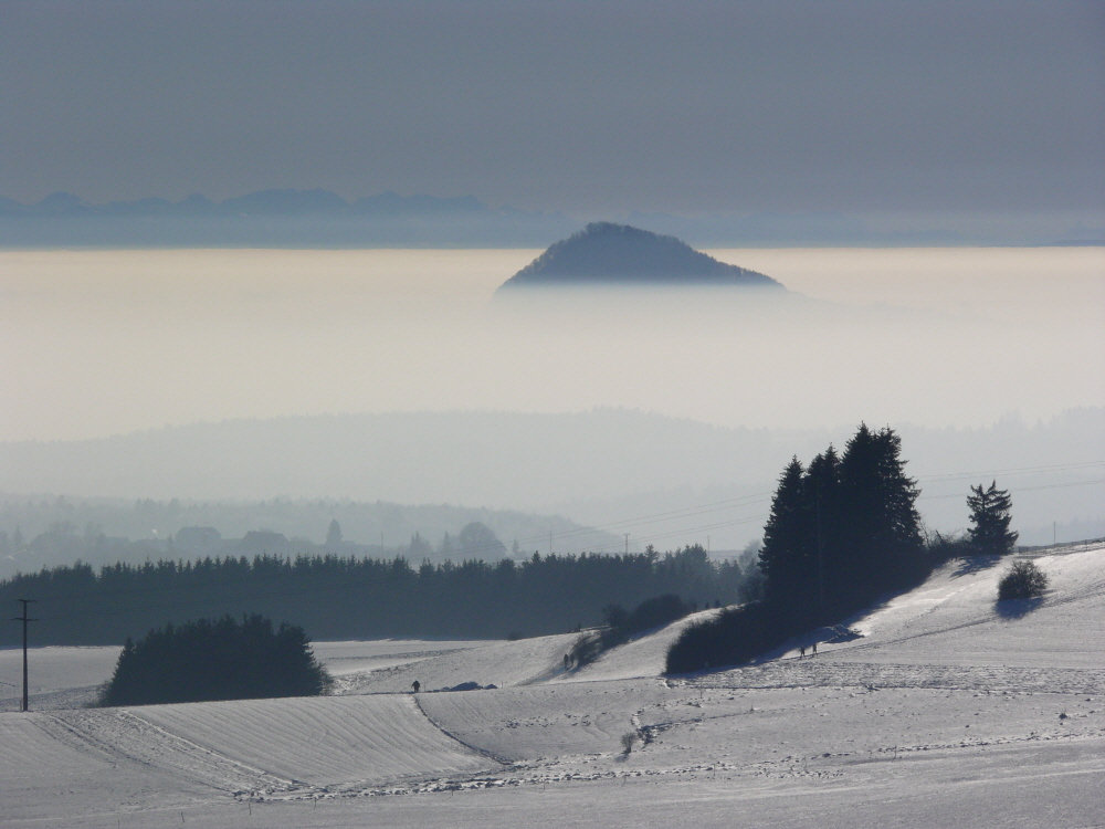 Hohenhewen im Nebel versunken